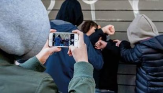 Picchiato e filmato dal branco: tre minorenni denunciati a Roseto